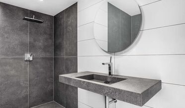 Schön gestaltetes Badezimmer mit Kontrastreichen Fliesen in grau und weiß.