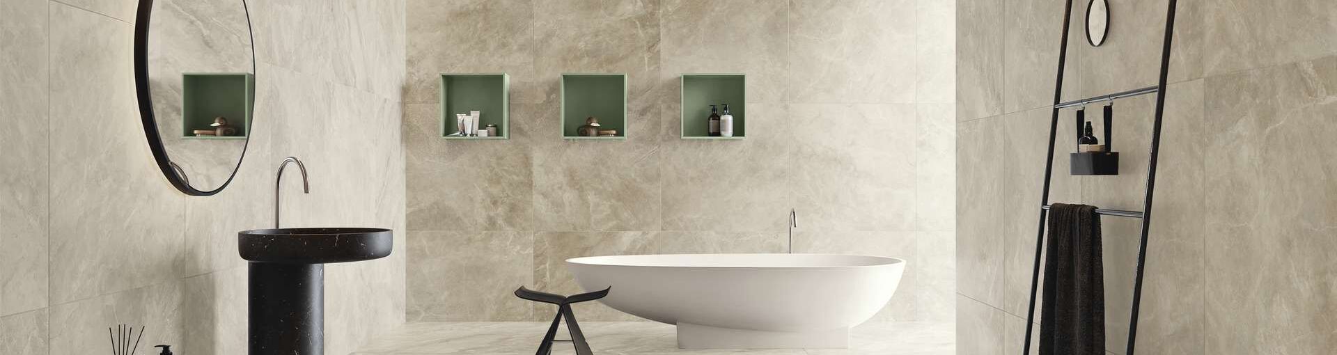 Modern gestaltetes Bad mit gleicher Fliesen Optik für Fußboden und Wand.